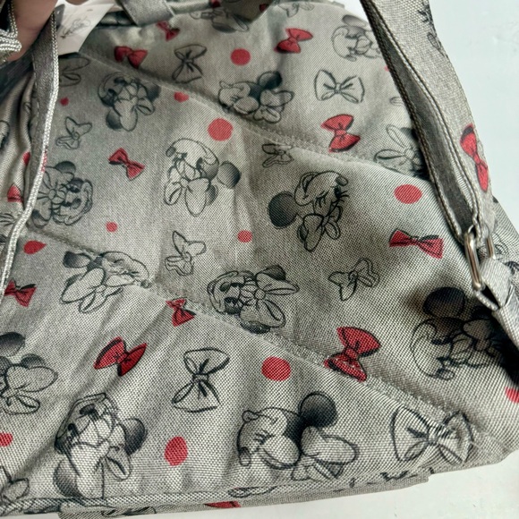 NWT. Disney Minnie Mouse Gray AOP Backpack
Adjustable Shoulder Straps,